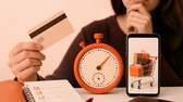 Pessoa avaliando uma promoção urgente antes de comprar por impulso